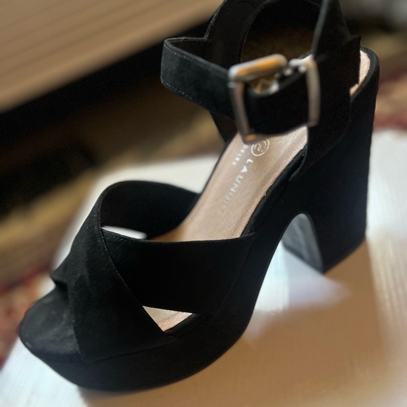 Chinese laundry 
platform sandals 
Chunky platform makes easy walking
Size 8 - Picture 1 of 6